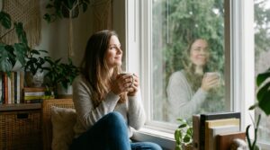 אישה עם מבט מלא תקווה לאחר קבלת תוצאה חיובית בבדיקת ביוץ